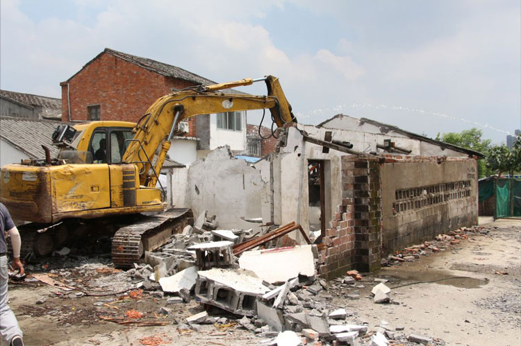 不告诉房屋产权人就登报排危拆除？确认违法赔偿损失没商量！